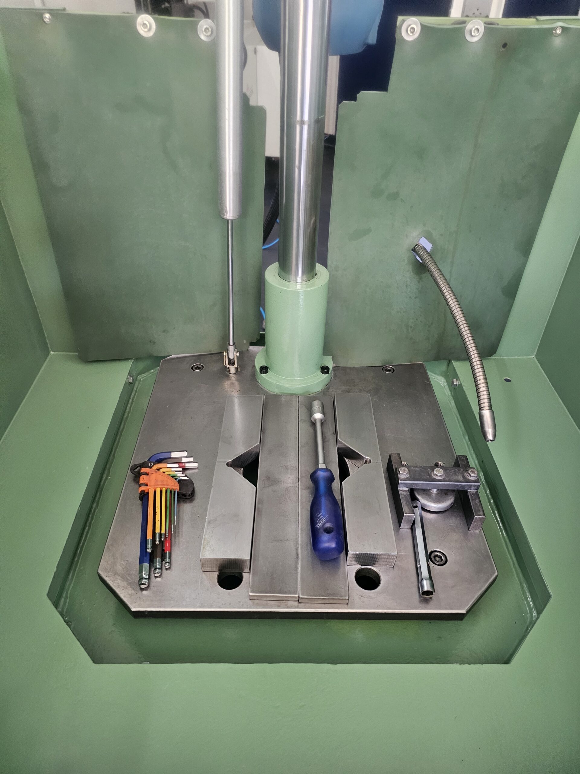Generalsanierte COMEC LEV120 Honmaschine – Bild 6